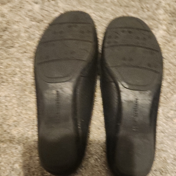 Naturalizer Black Loafers with Moccasin Toe and Flat Soles - Picture 7 of 7
